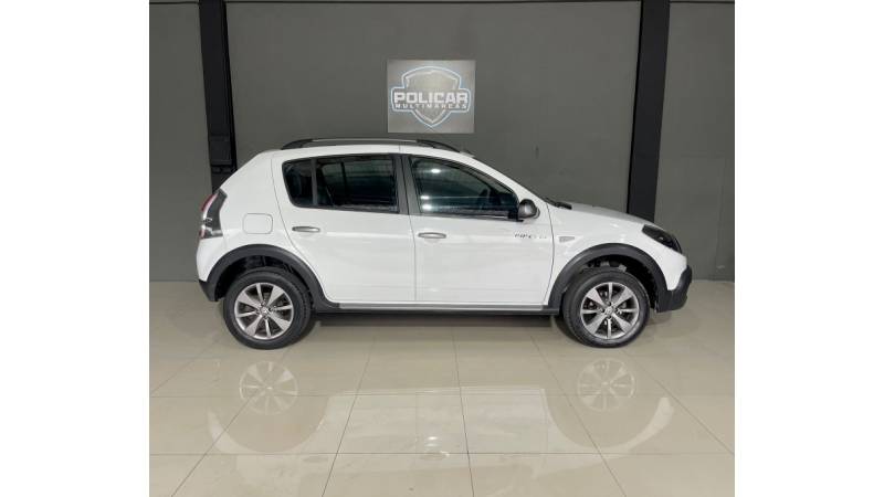 RENAULT - SANDERO - 2013/2013 - Branca - R$ 39.900,00