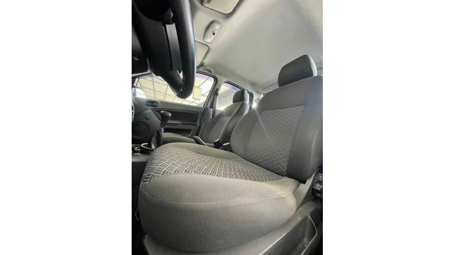 FORD - FIESTA - 2004/2005 - Prata - R$ 24.900,00