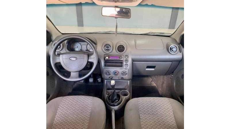 FORD - FIESTA - 2004/2005 - Prata - R$ 24.900,00
