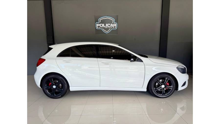 MERCEDES-BENZ - A 200 - 2013/2014 - Branca - R$ 94.900,00