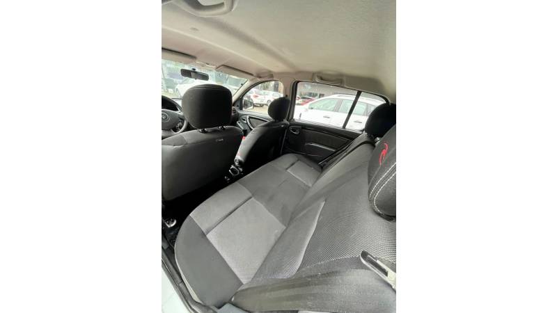 RENAULT - SANDERO - 2013/2013 - Branca - R$ 39.900,00