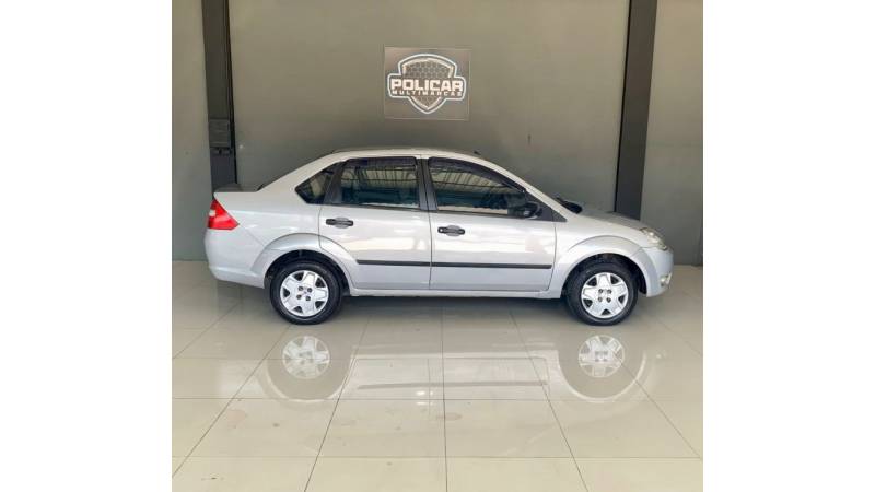 FORD - FIESTA - 2004/2005 - Prata - R$ 24.900,00
